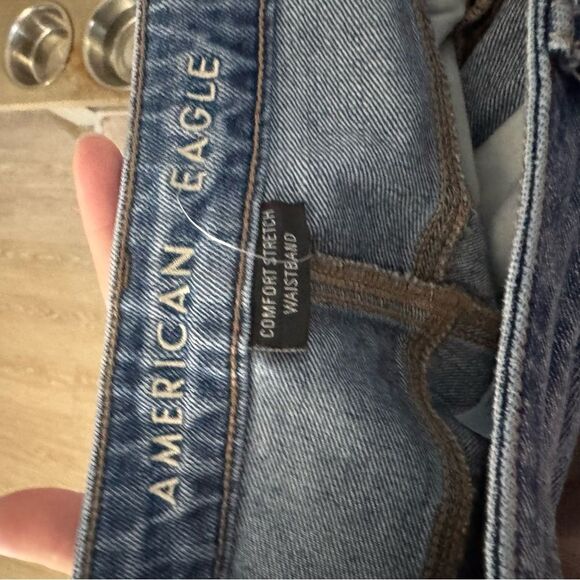 NWOT American Eagle Medium Wash Distressed Mom Jeans - Picture 4 of 6